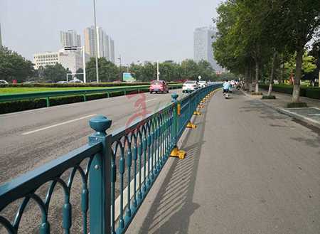 鋅鋼護(hù)欄與傳統(tǒng)的鐵藝以及不銹鋼護(hù)欄對(duì)比，哪種更有優(yōu)勢(shì)