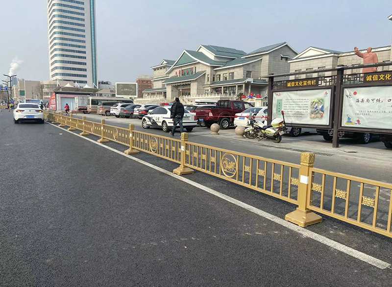 濟(jì)寧.黃金護(hù)欄.文化護(hù)欄.機(jī)非護(hù)欄.jpg